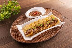 dorado berenjena con picado carne y ajo salsa servido plato aislado en de madera mesa parte superior ver de hong kong comida foto