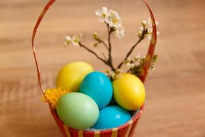 pintar huevos para Pascua de Resurrección, brillante Pascua de Resurrección día festivo, niños pintar huevos, de colores huevos en un cesta, de colores huevos en un pararse, fiesta antecedentes foto