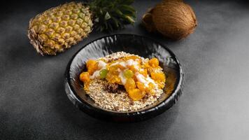 todo grano harina de avena con rápido proteína recurso y nuestra especial tropical frutas salsa servido en plato aislado en mesa parte superior ver de Arábica comida foto