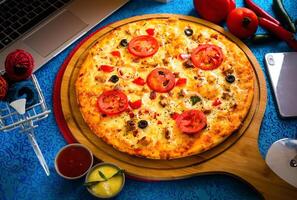 peri peri caliente y agrio Pizza con tomate salsa y mayonesa aislado en de madera tablero parte superior ver de italiano comida en de madera antecedentes foto
