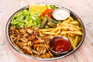 dajaj pollo shawarma plato con papas fritas y ensalada servido en plato aislado en mesa parte superior ver comida rápida foto