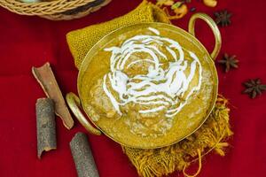 pollo reshmi mantequilla condimento con un pan servido en karahi aislado en mesa parte superior ver de indio, pakistaní y punjabi picante comida foto