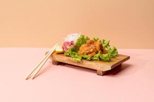 picante maguro sashimi con ensalada hojas y palillos aislado en de madera corte tablero lado ver rápido comida foto