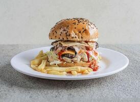 seta carne de vaca hamburguesa con papas fritas servido en un plato aislado en gris antecedentes lado ver de rápido comida foto