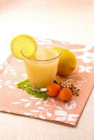 agrios limón cebada agua servido en un vaso aislado en servilleta lado ver de hong kong comida foto