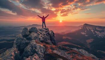 ai generado triunfante caminante acogedor amanecer desde montaña cumbre foto