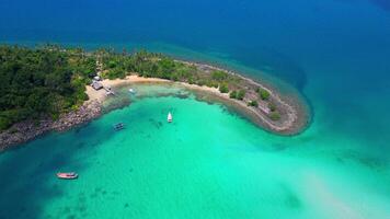 piccolo appartato tropicale isola nel Tailandia. video