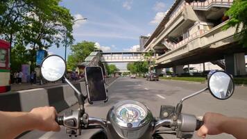 hyperlapse di scooter equitazione su il strada nel bangkok, Tailandia pov video