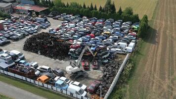 grue s'écraser ferraille métal voitures dans une dépotoir. video