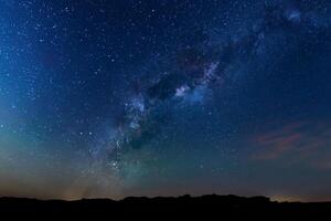 glorioso noche, cautivador iluminado por las estrellas cielo. foto