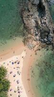turista spiaggia su Phuket isola nel Tailandia. video