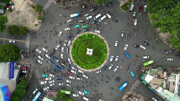 topo Visão do manhã tráfego às interseção dentro ho chi minh cidade, Vietnã video