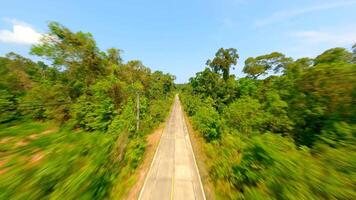 snabb fpv Drönare flyg över tropisk väg i thailand. video