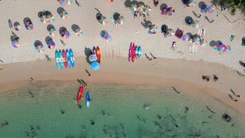 turist strand på phuket ö i thailand. video