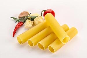 crudo sin cocer italiano pasta canelones foto