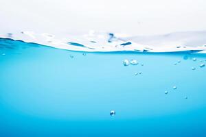 refrescante azul ondas, hermosa salpicaduras en limpiar agua foto