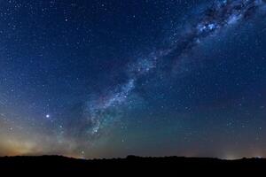 glorioso noche, cautivador iluminado por las estrellas cielo. foto