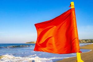 bandera roja prohibido nadar olas altas en puerto escondido mexico. foto