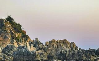 hermosa rocas acantilados cantos rodados montaña en puerto escondido México. foto