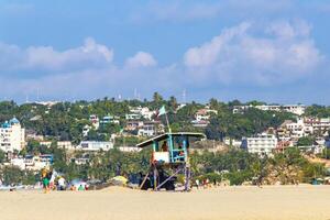 puerto escondido oaxaca mexico 2022 playa torre de vigilancia con mexicano bandera en puerto escondido México. foto