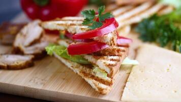 frit pain grillé avec saumon, crème fromage, salade, sur une en bois table video