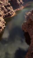 een adembenemend antenne visie van een majestueus rivier- vloeiende door een verbijsterend Ravijn video