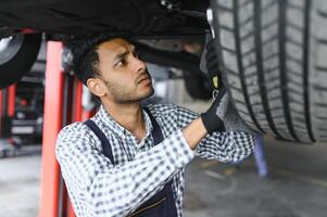 servicio, reparar y profesión concepto - indio mecánico a coche Servicio foto