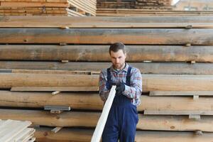 madera cosecha para construcción. carpintero pilas tableros industrial antecedentes. auténtico flujo de trabajo foto