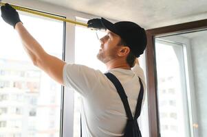 construcción trabajador reparando el plastico ventana adentro, espacio para texto. bandera diseño foto