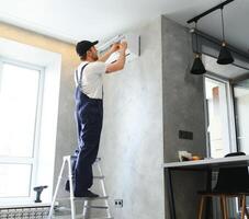 especialista limpia y refacción el pared aire acondicionador foto