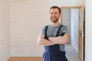 retrato de un construcción trabajador o reparador en el casa. foto