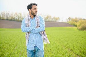 indio granjero en su trigo campo foto