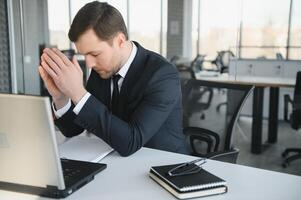 retrato de estresado fuera y preocupado molesto sobrecargado de trabajo empresario empresario mirando documentos reporte en moderno brillante oficina trabajando debajo presión y apretado fecha límite foto