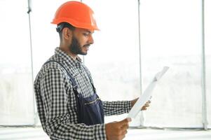 retrato de un indio ingeniero posando a el cámara foto