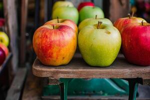 ai generado rojo verde manzanas generar ai foto