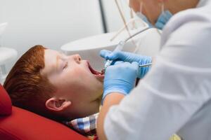 chico satisfecho con el Servicio en el dental oficina. concepto de pediátrico dental tratamiento foto