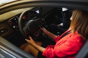 negocio mujer conducción su nuevo coche foto