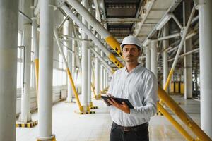 contento masculino industrial técnico dentro un fábrica foto