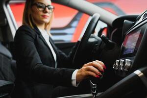 joven negocio mujer conducción en su coche a trabajar. exitoso negocio concepto. negocio mujer conducción foto