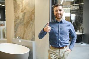 retrato de vendedor en baño almacenar. contento hombre trabajos en bañera almacenar. ventas ocupación foto