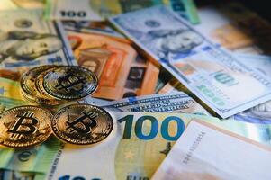 euro billetes y monedas, dólar billetes con bitcoin alto calidad foto. foto