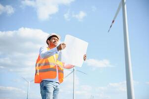 indio molino ingeniero inspección y Progreso cheque viento turbina. foto