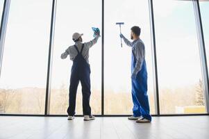 un hombre limpieza ventanas limpieza equipo de hombres lavados el ventanas foto