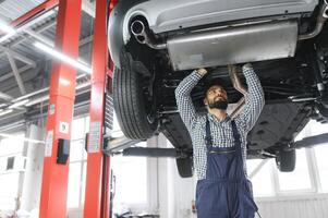 auto mecánico trabajando a auto reparar tienda foto