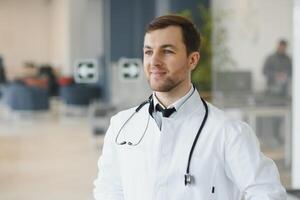 retrato de simpático masculino médico sonriente foto
