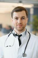 retrato de simpático masculino médico sonriente foto