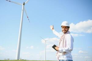 indio molino ingeniero inspección y Progreso cheque viento turbina. foto