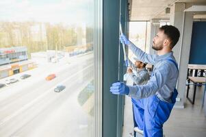 un hombre limpieza ventanas limpieza equipo de hombres lavados el ventanas foto