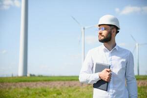 ingeniero en campo comprobación en turbina producción foto