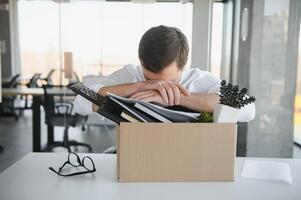 negocio, disparo y trabajo pérdida concepto - despedido masculino oficina trabajador con caja de su personal cosa. foto